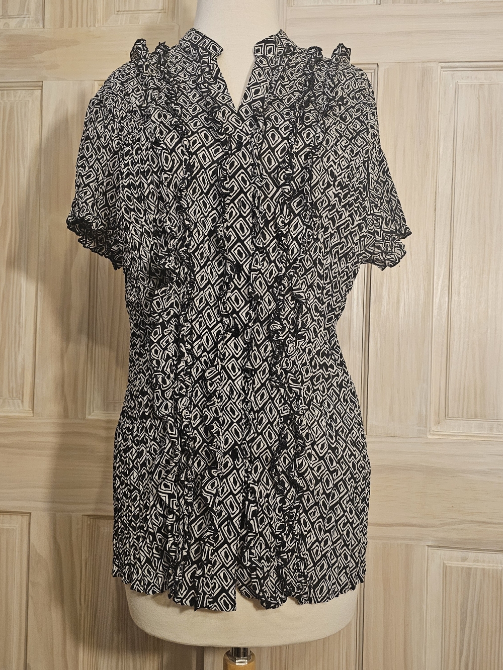 East5th Black and White Geometric Ruffle Accordion Blouse In Size 1X